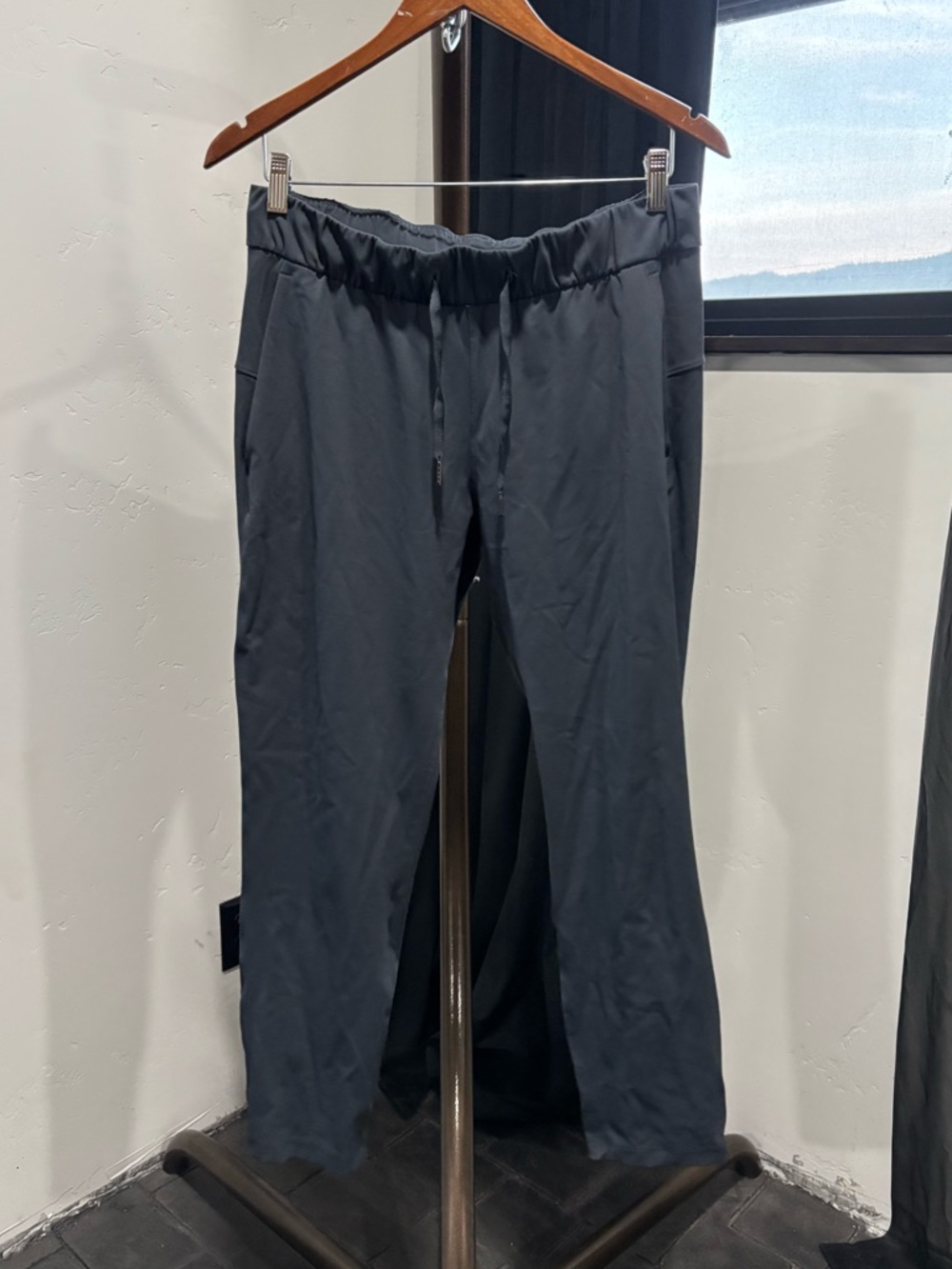 Lululemon On The Fly Pant 27.5” navy bluesize 8